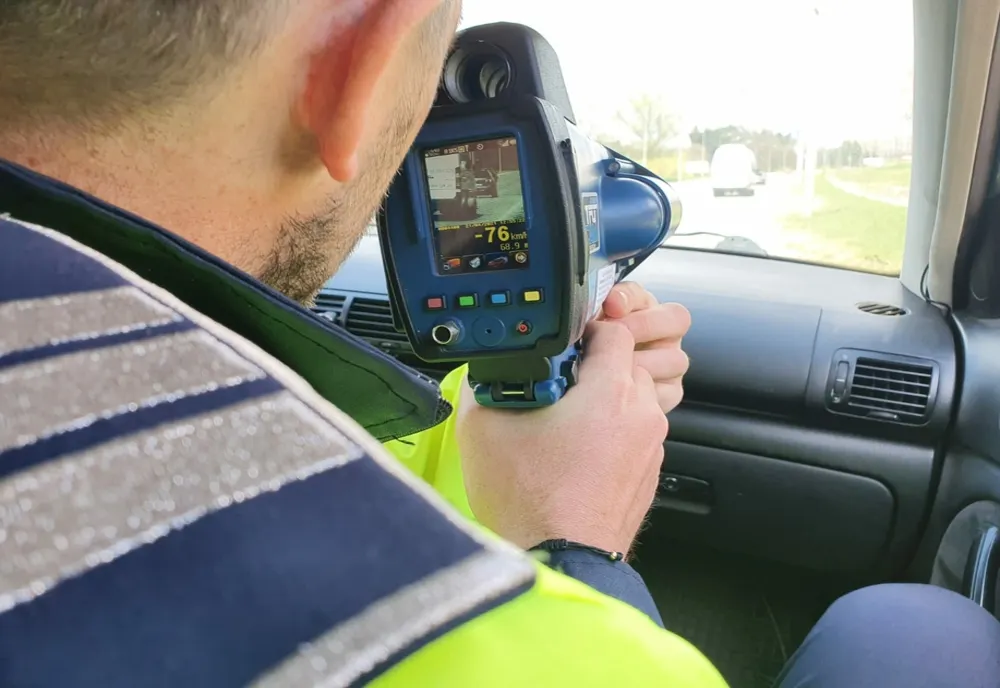 Un constănțean cu permisul suspendat, prins cu radarul când rula cu 152 de km/h! A încercat să păcălească polițiștii făcând schimb de locuri cu o pasageră!