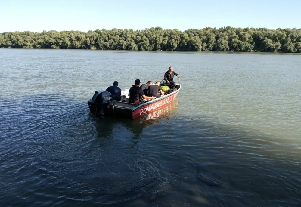 Două persoane s-au răsturnat cu barca pe un lac în Delta Dunării