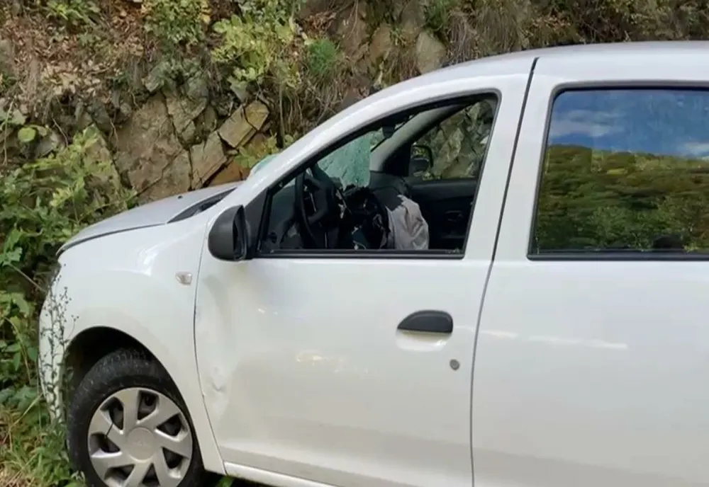 Bărbat din Giurgiu, mort după ce o bucată de stâncă s-a prăbuşit peste maşina pe care o conducea, în Defileul Jiului
