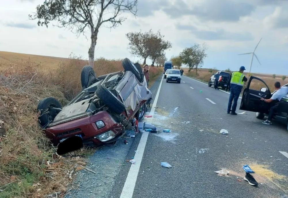 FOTO O femeie a murit după ce s-a răsturnat cu mașina pe DN22A