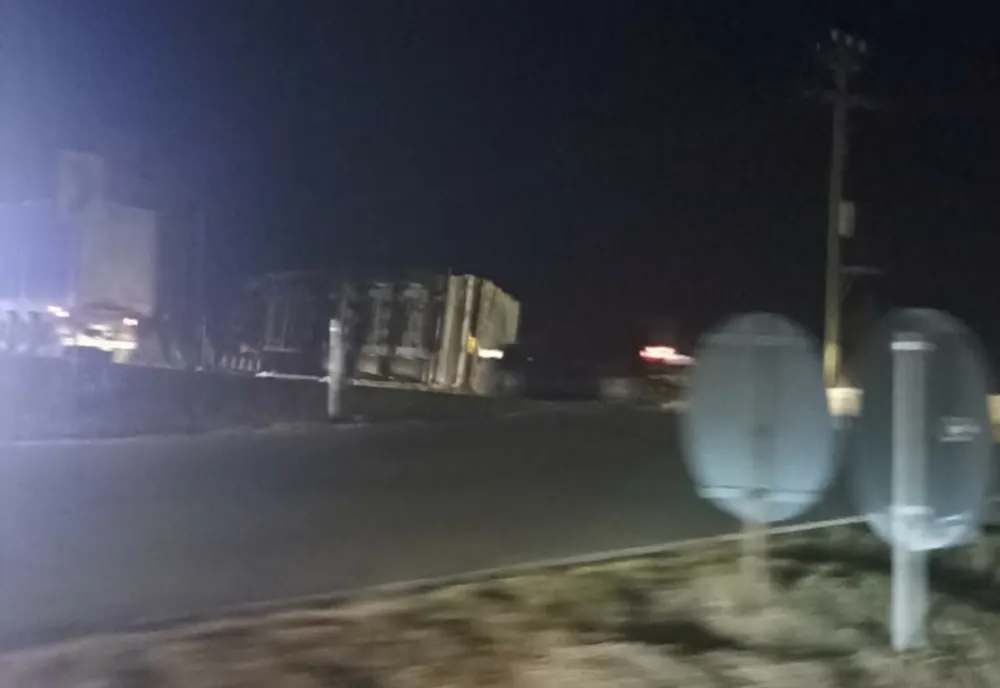Din cauza vitezei s-a răsturnat cu camionul pe Șoseaua Baldovinești, la intersecția cu DE87