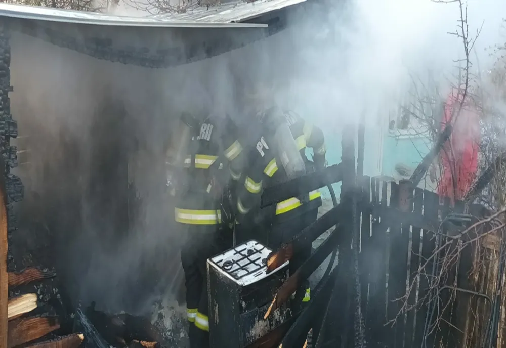 FOTO Incendiu violent în Măcin. Pompierii în alertă