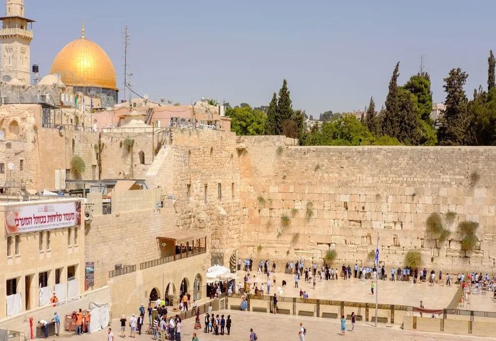 Românii pot lăsa rugăciuni pentru Zidul Plângerii din Israel, la Târgul de Turism din București