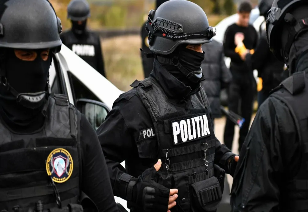 VIDEO  LOVERBOYS de Tulcea arestați pentru proxenetism, trafic de persoane și droguri