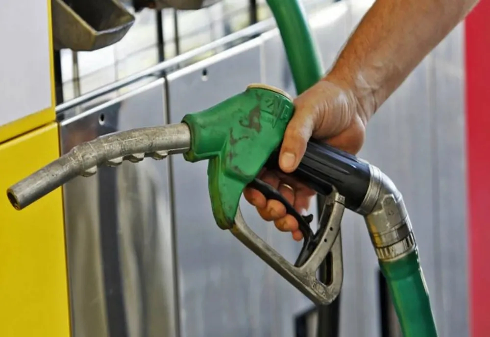 Scumpirea carburanților îi lovește în plin pe români. Estimările pentru toamnă sunt de COȘMAR