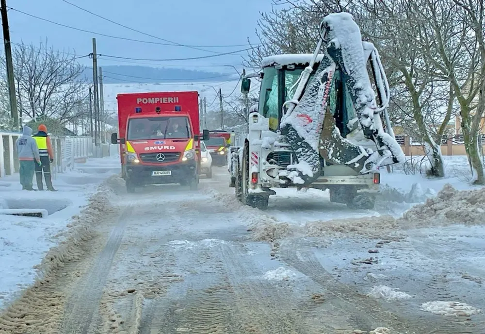 Drumuri închise și mașini blocate în zăpadă