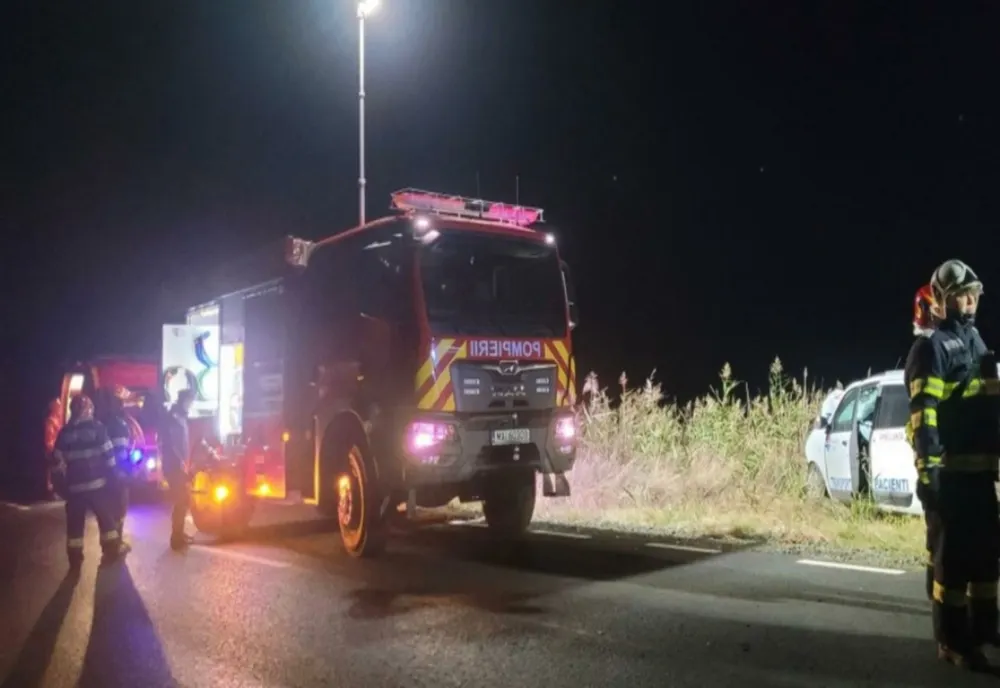 Pacient mort în drum spre spital. Ambulanța în care se afla, implicată într-un accident grav
