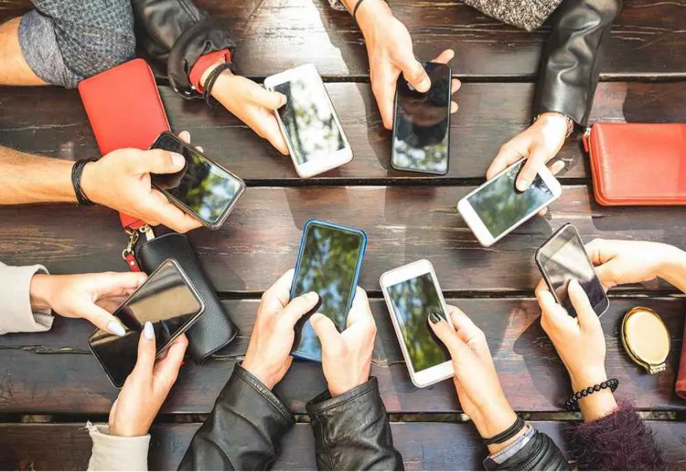 94% din tinerii români își petrec viața online și sunt complet dezinteresați de participarea socială