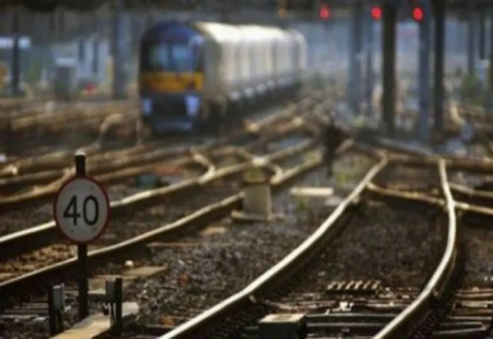 CIRCULAȚIE FEROVIARĂ ÎNTRERUPTĂ TIMP DE 4 ORE DIN CAUZA UNEI DEFECȚIUNI LA LOCOMOTIVA UNUI TREN ARAD-BUCUREȘTI NORD