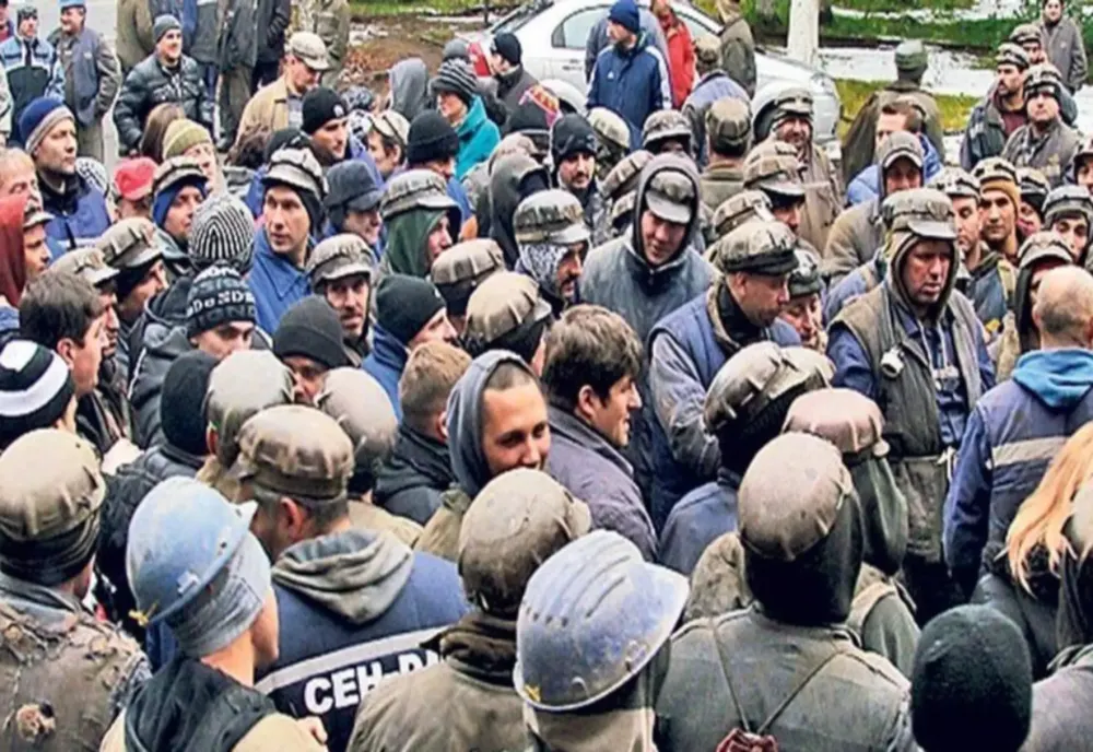 MINERII DIN VALEA JIULUI, PREZENȚI LA MITINGUL CONFEDERAȚIILOR SINDICALE DE LA BUCUREȘTI. MAI MULTE MINE, ÎN PERICOL DE ÎNCHIDERE