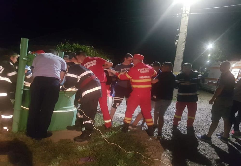 La un pas de tragedie. Femeie salvată dintr-o fântână