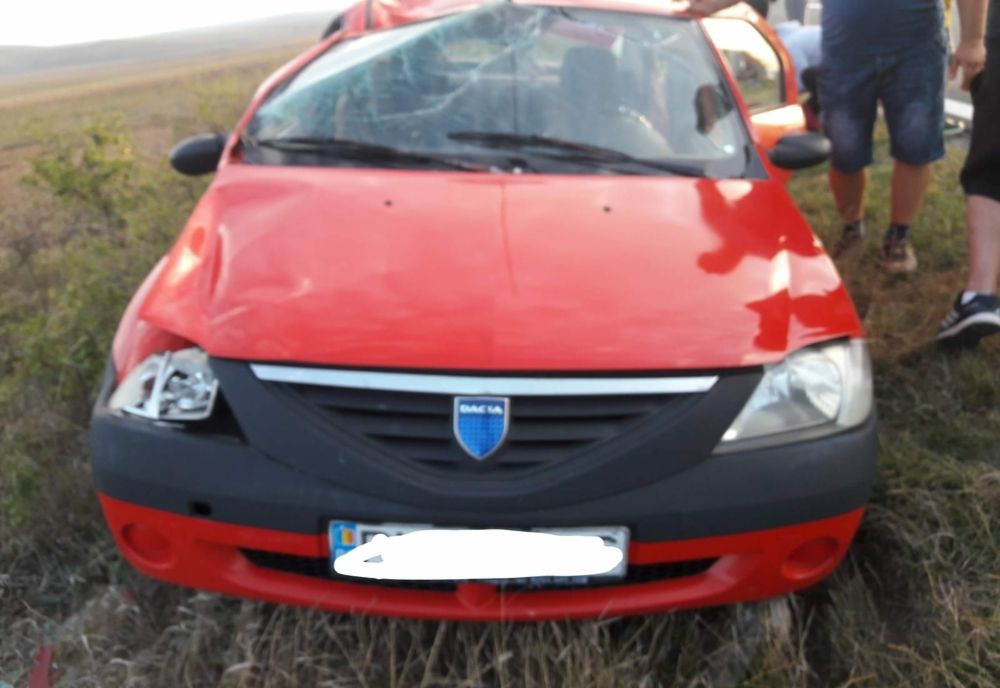 Un prahovean s-a răsturnat cu mașina pe un câmp din Tulcea. Două persoane rănite