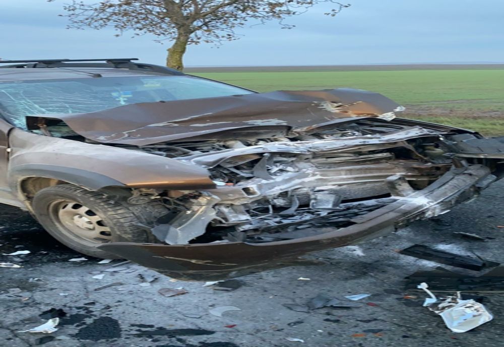 FOTO| Impact violent între o mașină şi o autoutilitară, în județul Tulcea