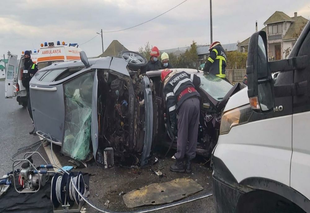 FOTO| Accident grav, cu victime încarcerate. Două mașini s-au făcut praf
