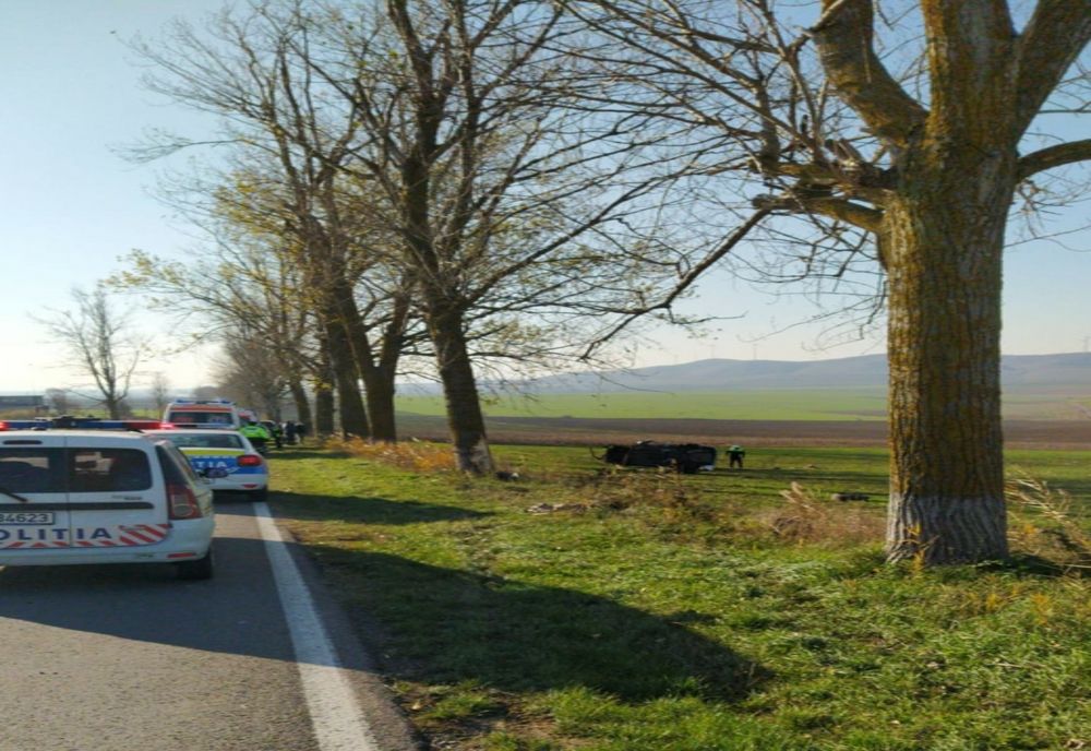 Accident grav, o maşină s-a izbit într-un copac şi apoi s-a răsturnat