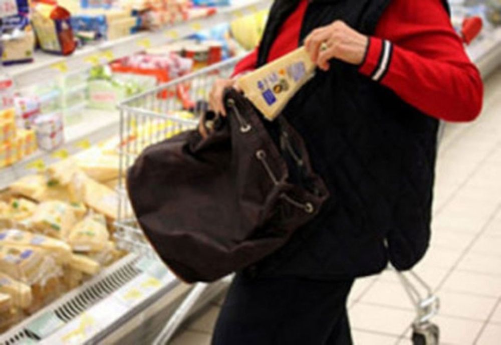 Tulceancă prinsă furând într-un supermarket