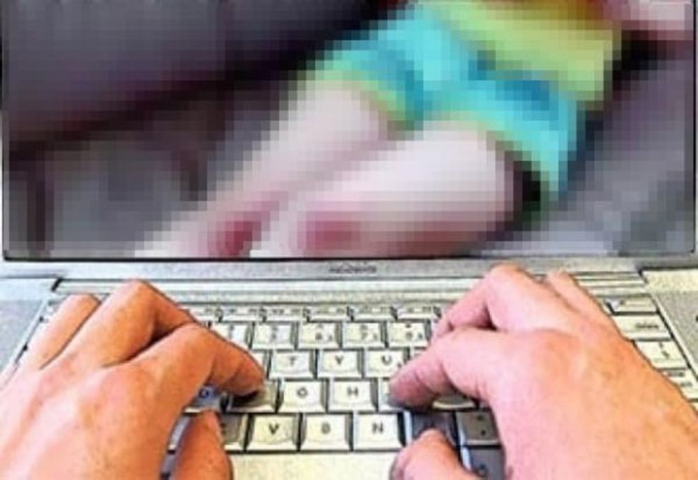 Raporturi sexuale cu o minoră filmat și postat în mediul online