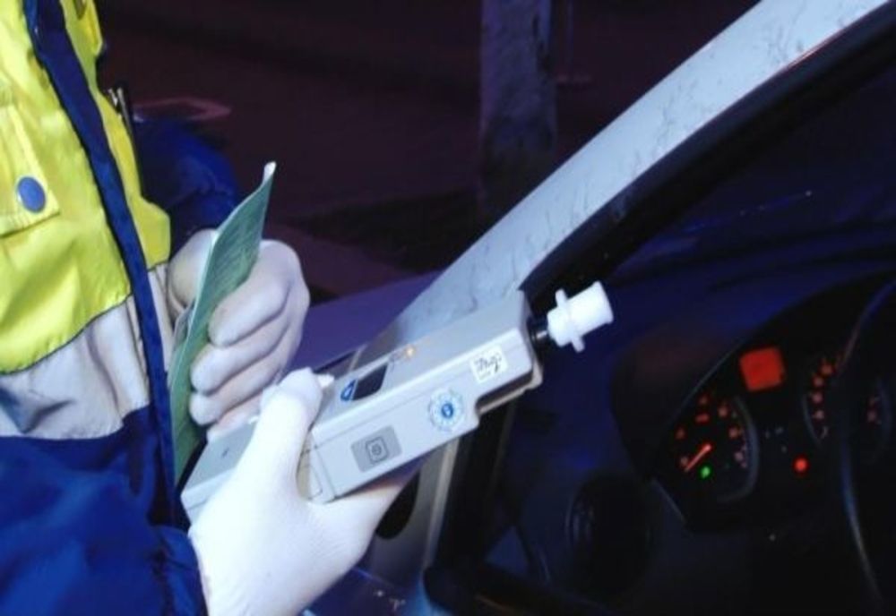 Șoferul „perfect”: Beat și fără permis, la volanul unei mașini furate   