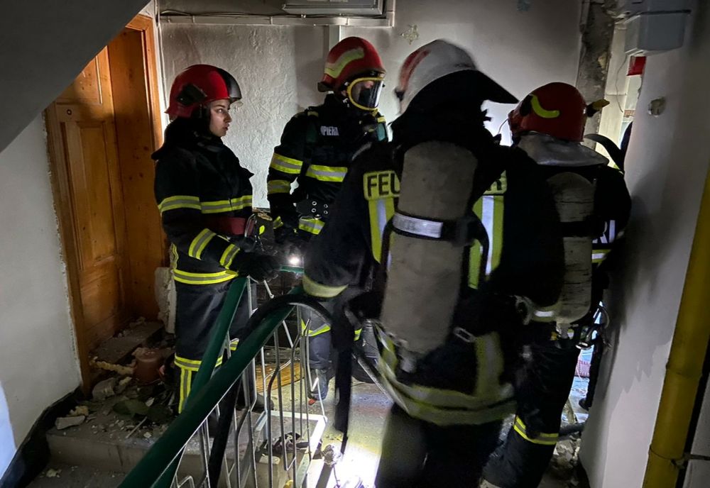 FOTO  Incendiu și explozie într-un apartament din Tulcea