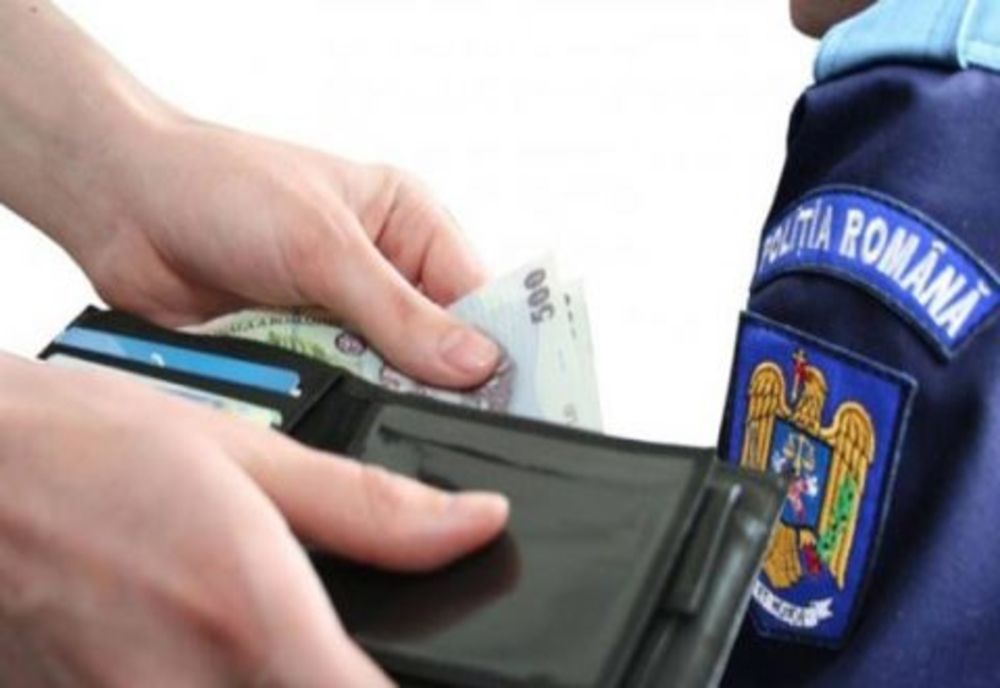 Ca urmare a denunțului unui polițist, cetățean reținut după ce a dat mită