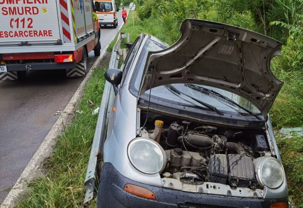 FOTO Mașină răsturnată pe DJ 222C
