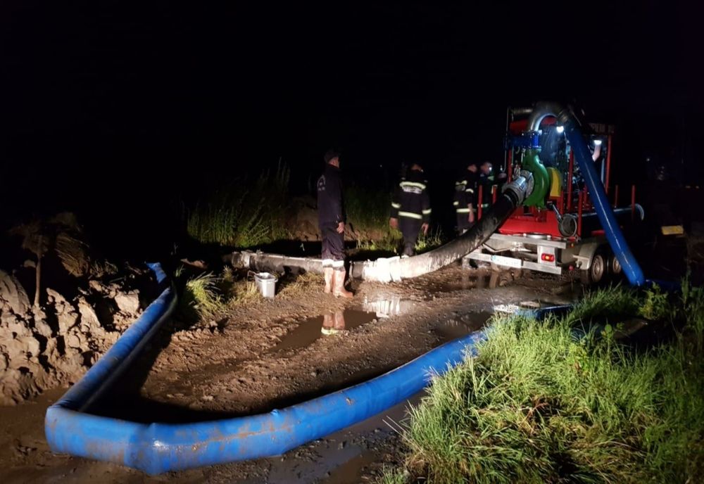 FOTO VIDEO Gospodării inundate în localitatea I.C. Brătianu