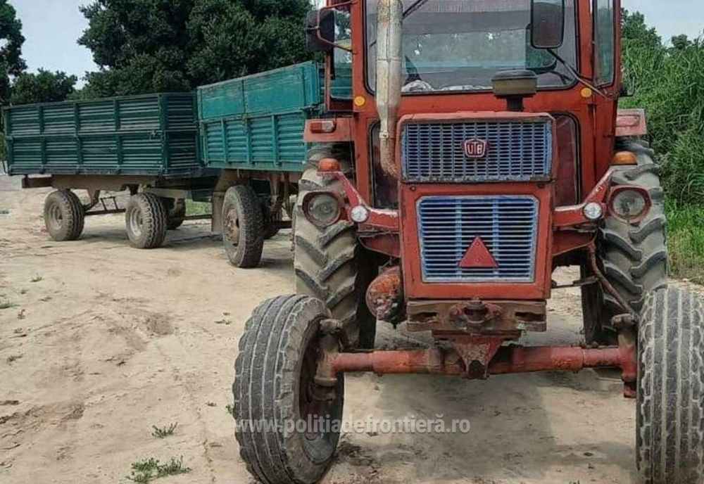 Depistat în trafic, pe DN22B, conducând un tractor ce avea atașată o remorcă fără număr de înmatriculare