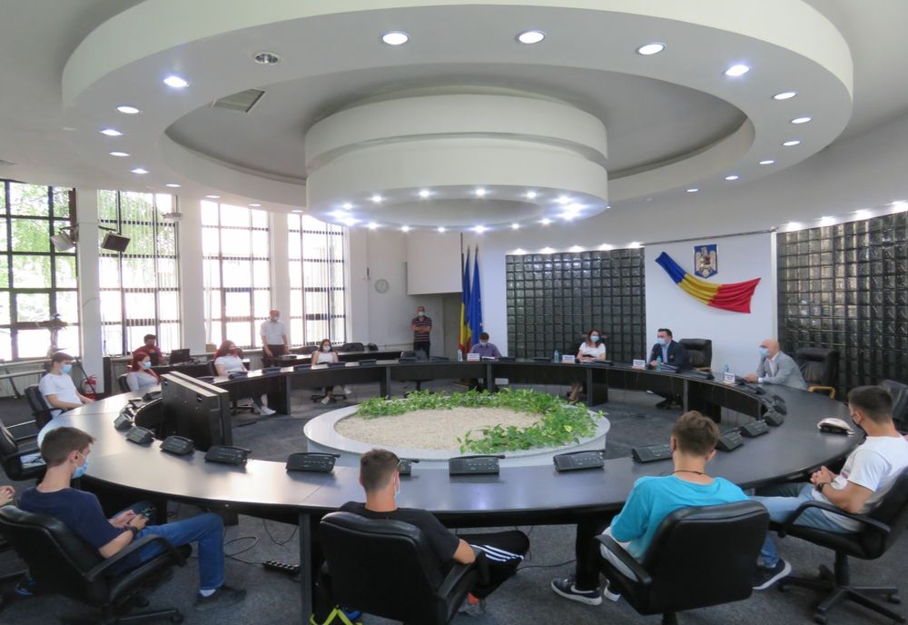 FOTO Elevii de la Colegiul Economic Delta Dunării în practică la Consiliul Județean Tulcea