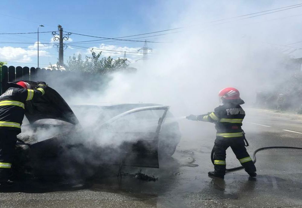 FOTO Panică pe stradă. Mașină cuprinsa de flăcări