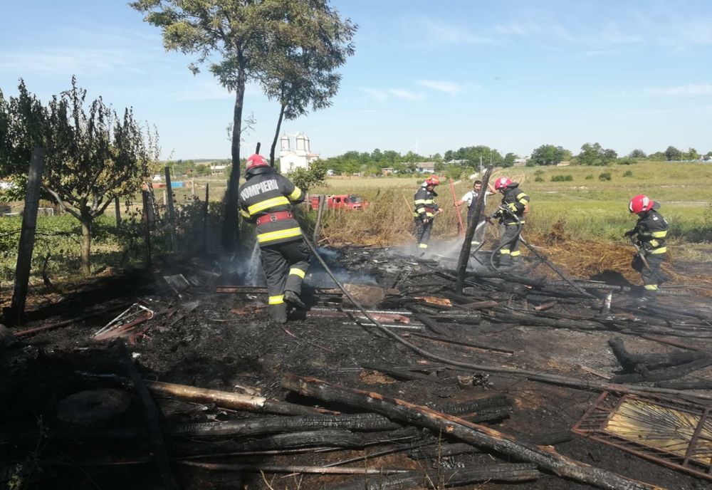 Depozit de furaje în flăcări la Iazurile