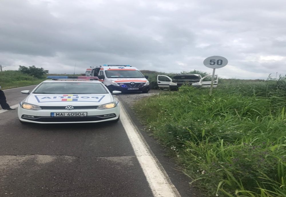 Un șofer a fost rănit, după ce s-a răsturnat cu mașina