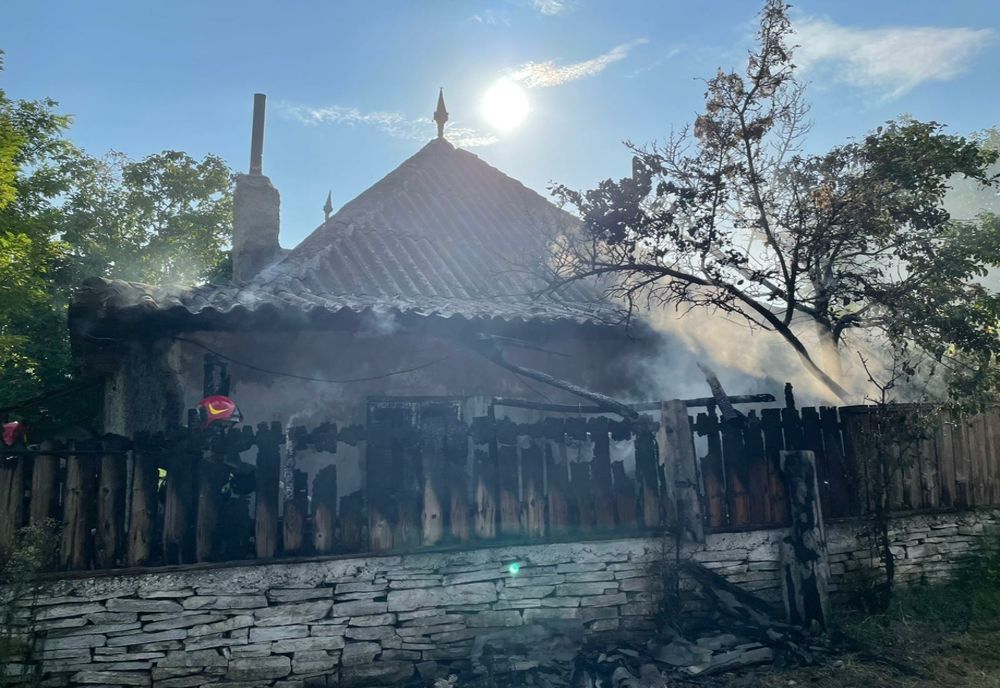 Incendiu casă în Mihai Bravu