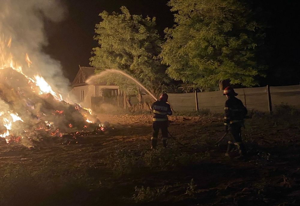 FOTO Incendiu la un depozit de furaje. Sute de baloți făcuți scrum