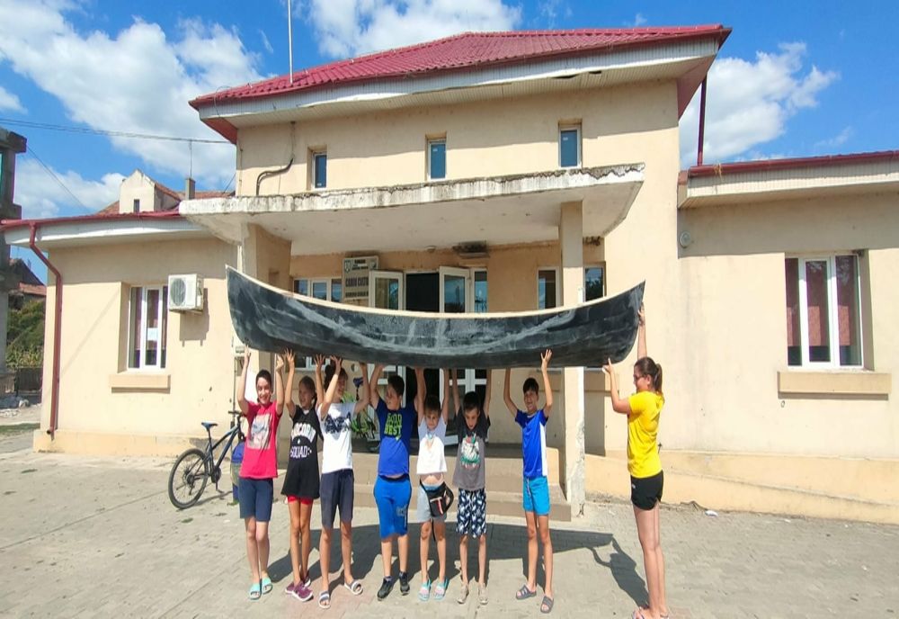 FOTO Lansarea la apă a canotcii realizate de copiii din Chilia Veche   
