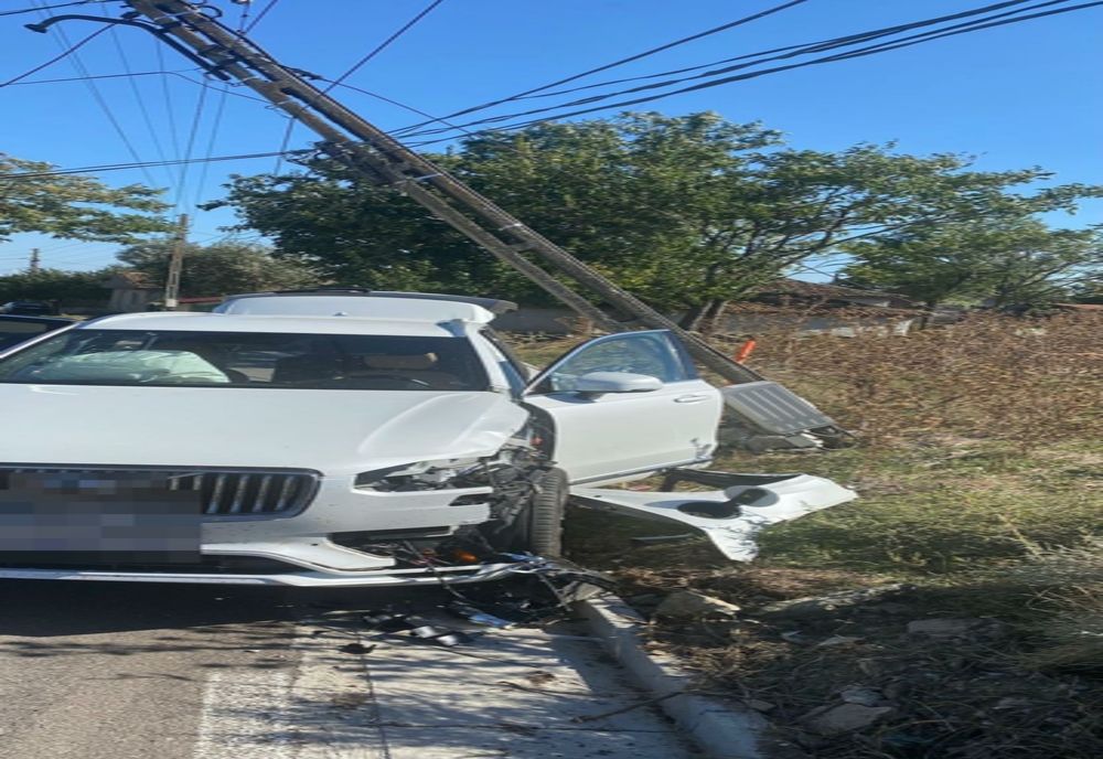 Tragedie evitată, A intrat cu mașina direct în stâlpul de electricitate