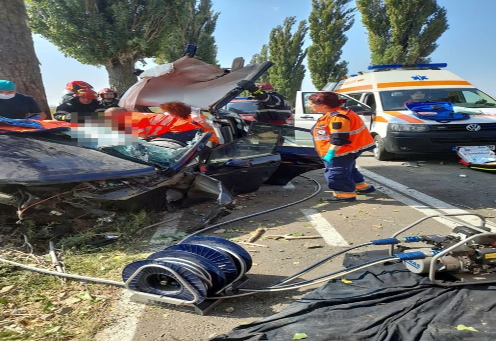FOTO Accident teribil în județul Tulcea. Două victime după ce o mașină a intrat într-un copac