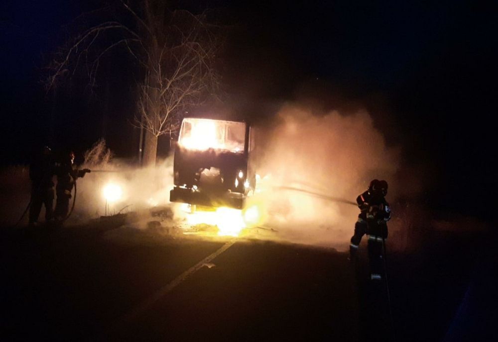 Autocamion făcut scrum pe drumurile din Tulcea