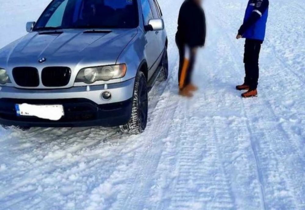 Doi bărbaţi, tată şi fiu, prinși cu SUV-urile pe pârtia de schi din staţiunea Muntele Mic 