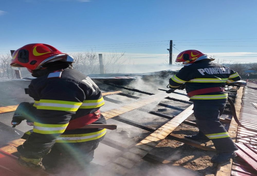 FOTO În toiul iernii, au rămas fără acoperiș deasupra capului