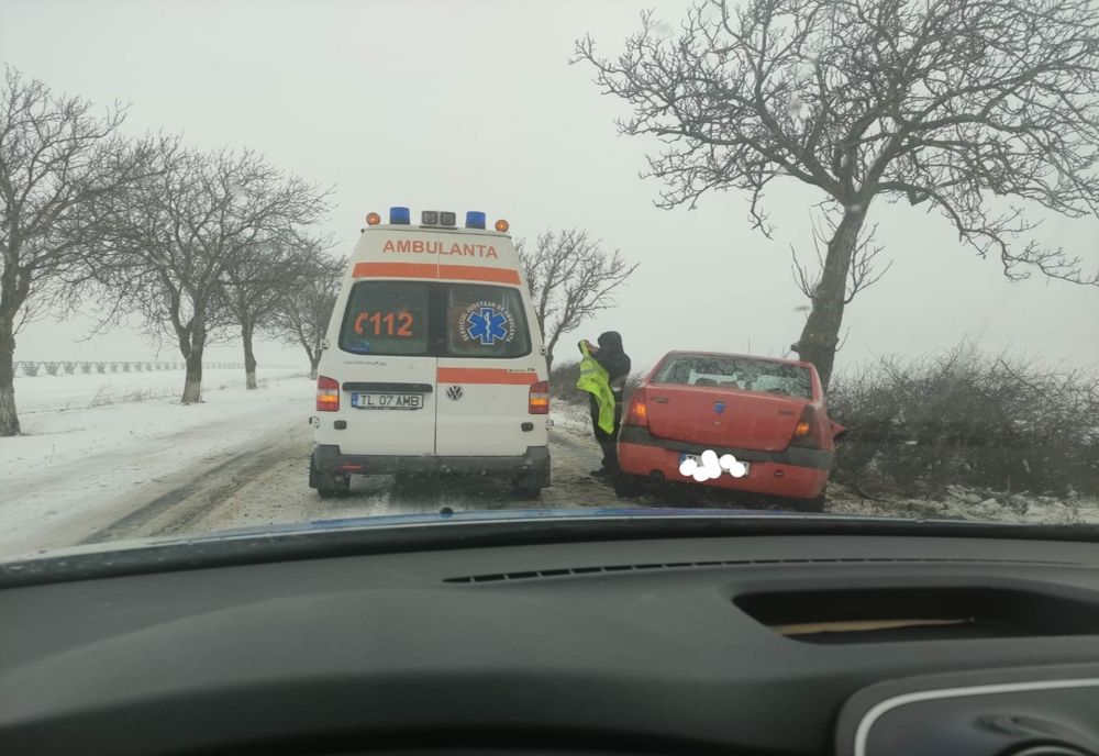 Șofer de 60 de ani, s-a oprit cu mașina direct într-un pom