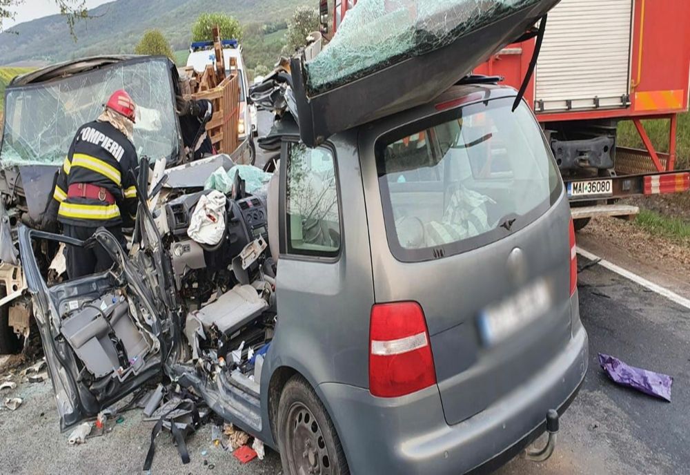 FOTO Accident cu victime încarcerate. Două mașini s - au făcut praf după ce s-au ciocnit pe DN22A