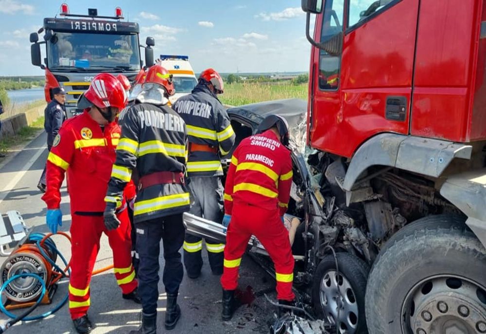 Călărași. Doi morți după ce o mașină și un autocamion s-au ciocnit frontal