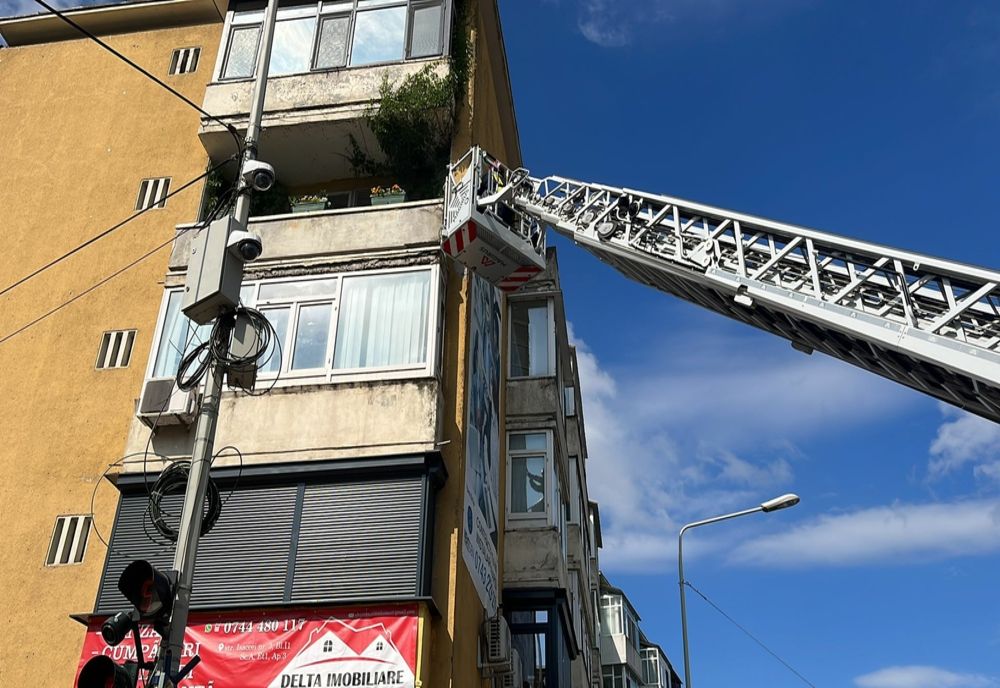 VIDEO Atenție, cade tencuiala! Pompierii intervin în Tulcea