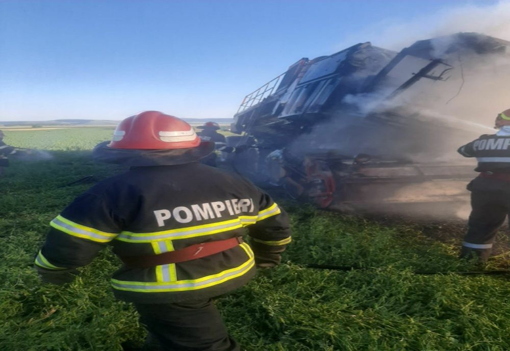 FOTO Utilaj agricol în flăcări pe câmp la Sarichioi
