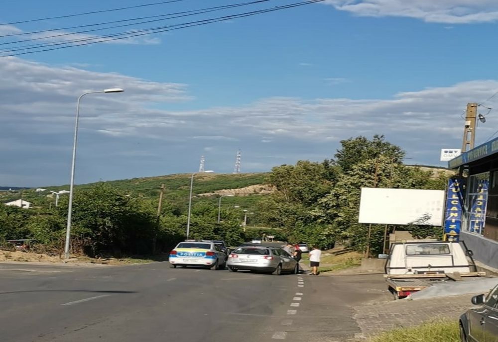 Carambol între două mașini din cauza unei manevre greșite