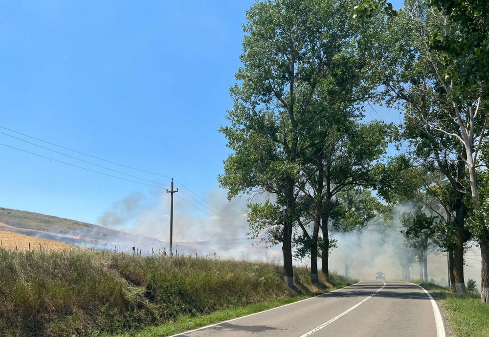 FOTO Atenție, șoferi! Circulație îngreunată pe DJ 222C din cauza unui incendiu de vegetaţie