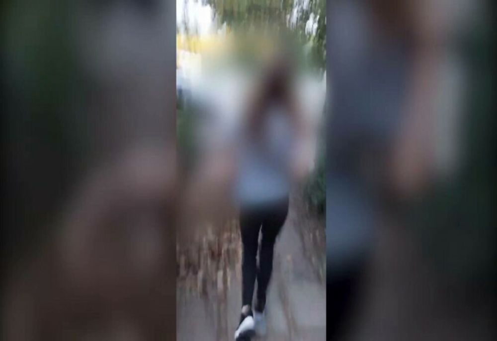 Mamă acuzată că ar fi încercat să-și arunce copilul în fața unei mașini. Motivul este halucinant