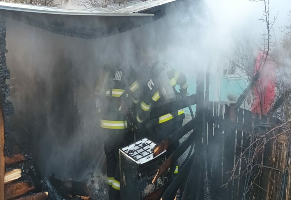 FOTO Incendiu violent în Măcin. Pompierii în alertă