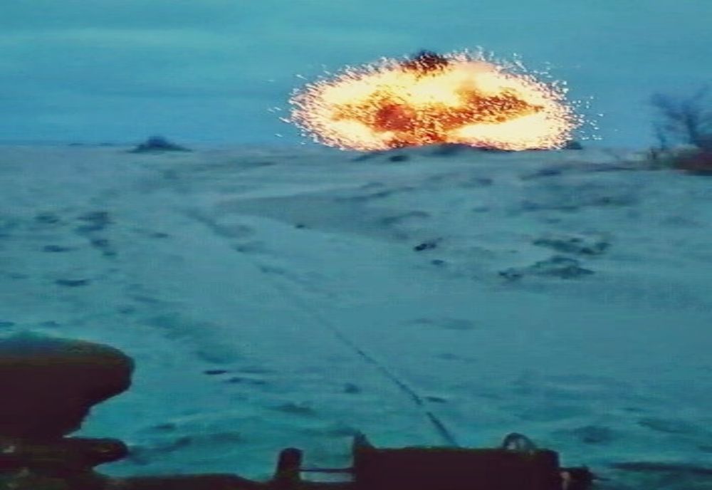 FOTO VIDEO Mina marină, distrusă pe plajă