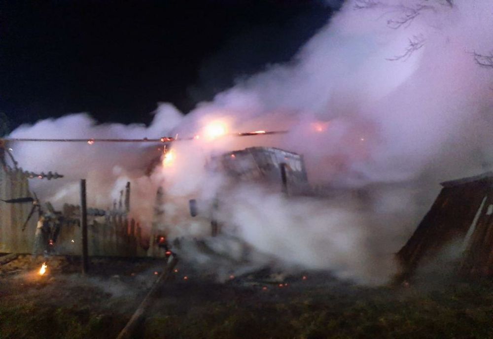 FOTO Incendiu violent cu degajări mari de fum în Stejaru